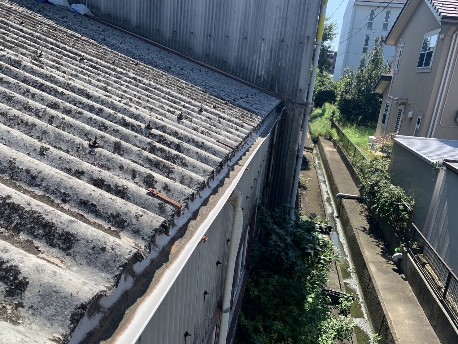 雨樋も経年劣化で機能していない状態