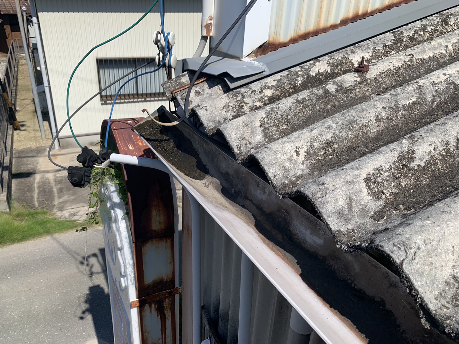 雨樋も経年劣化で機能していない状態