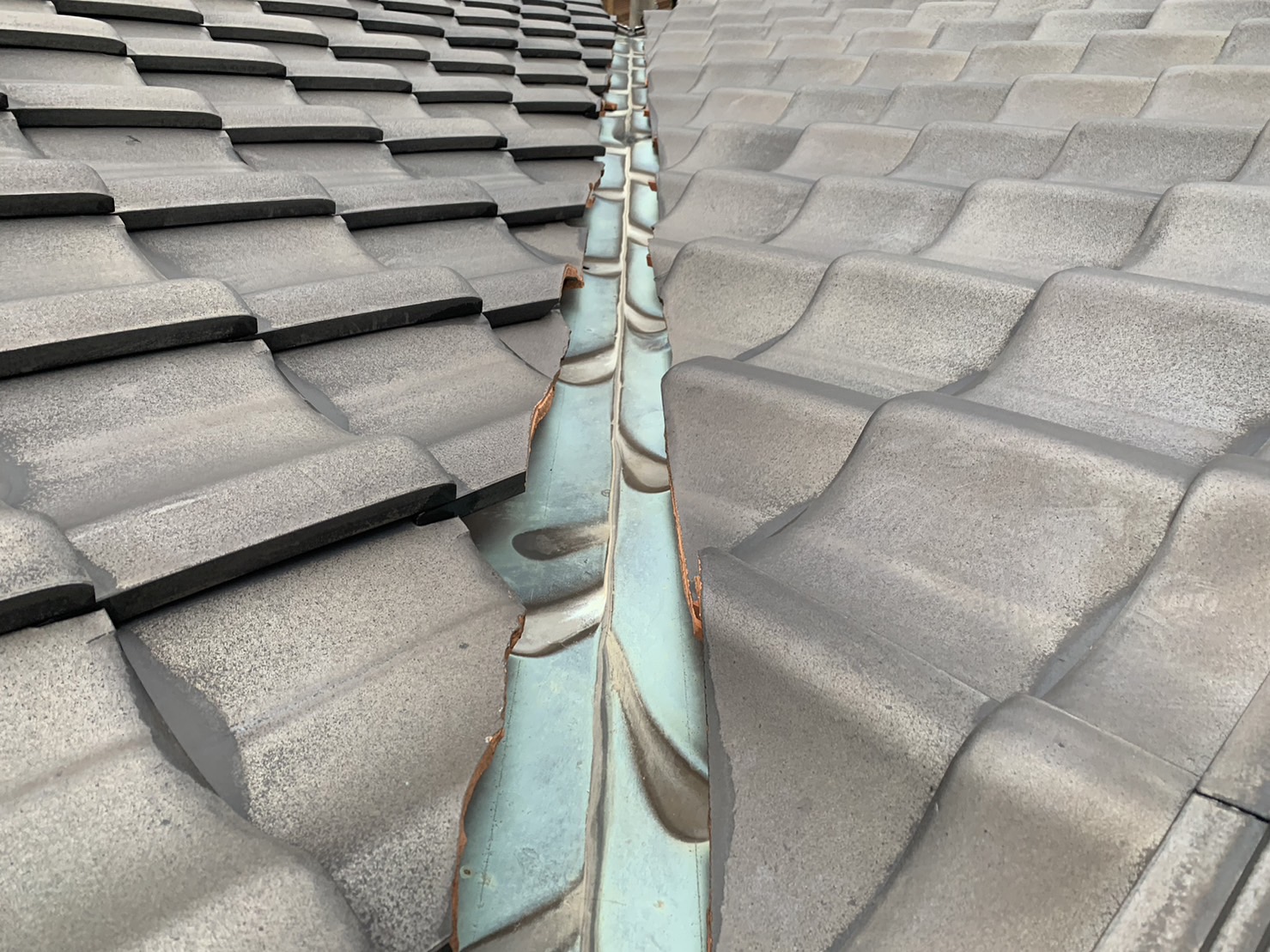 谷板金に数か所大きな穴