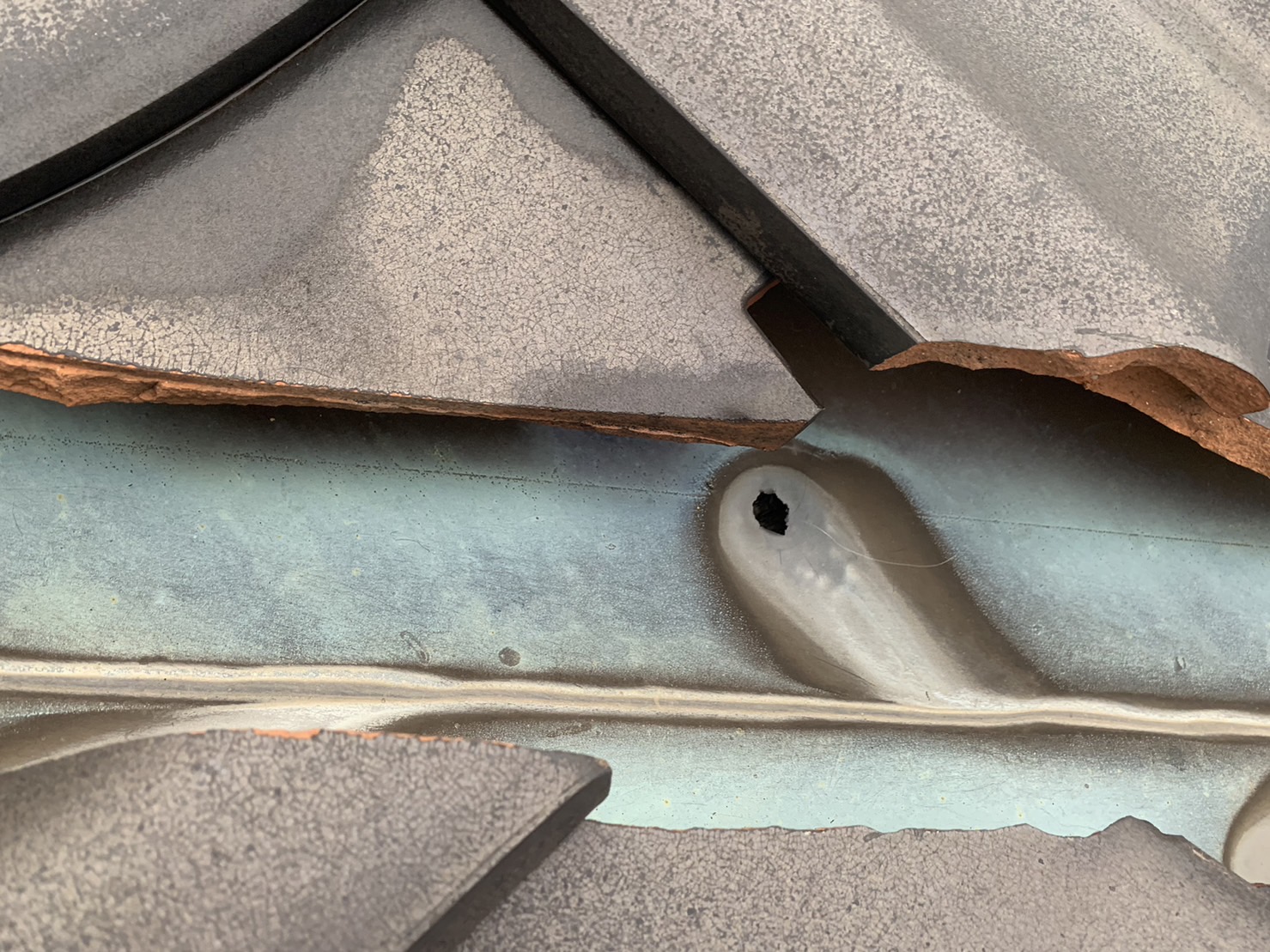 谷板金に数か所大きな穴