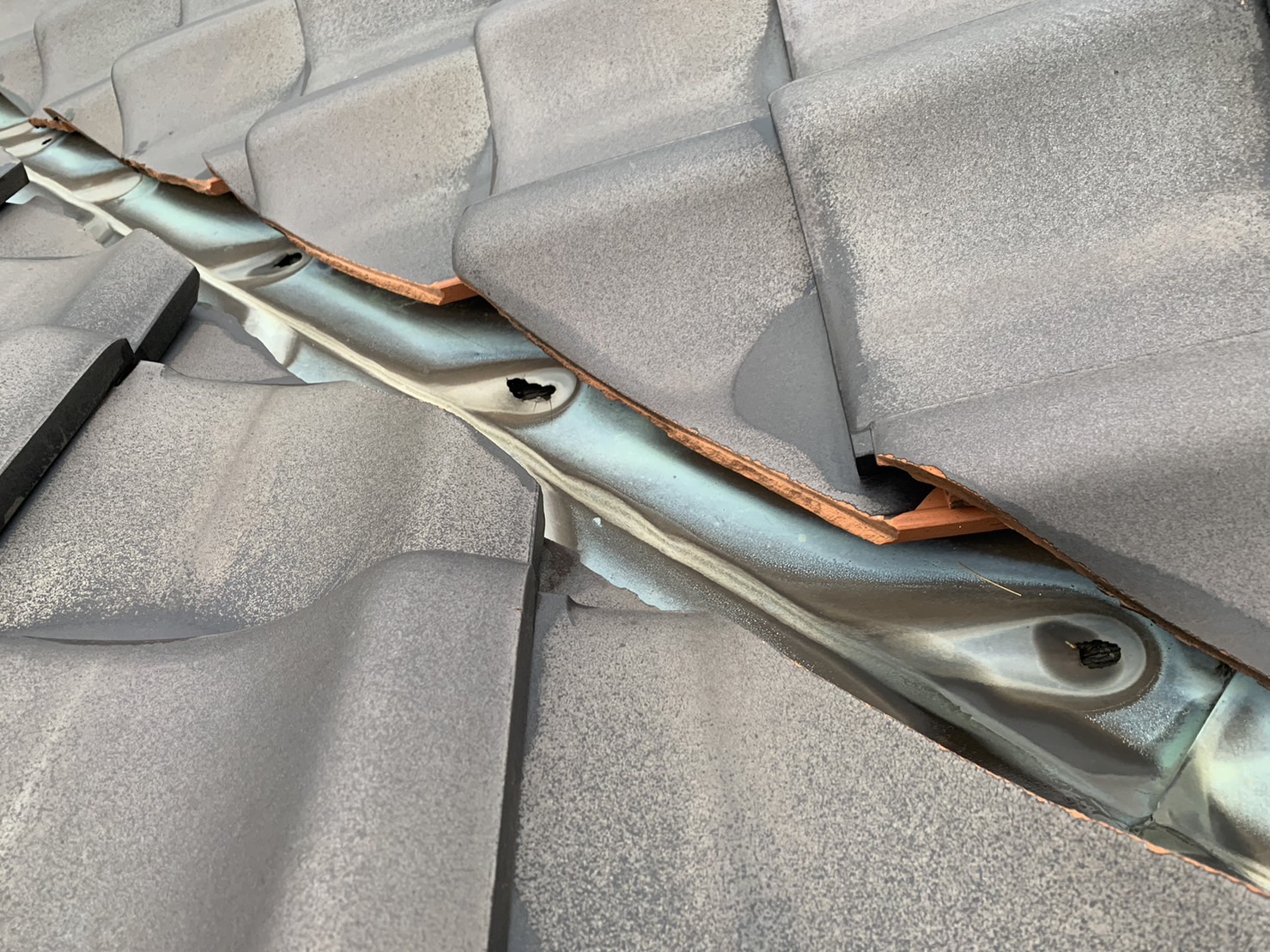 谷板金に数か所大きな穴