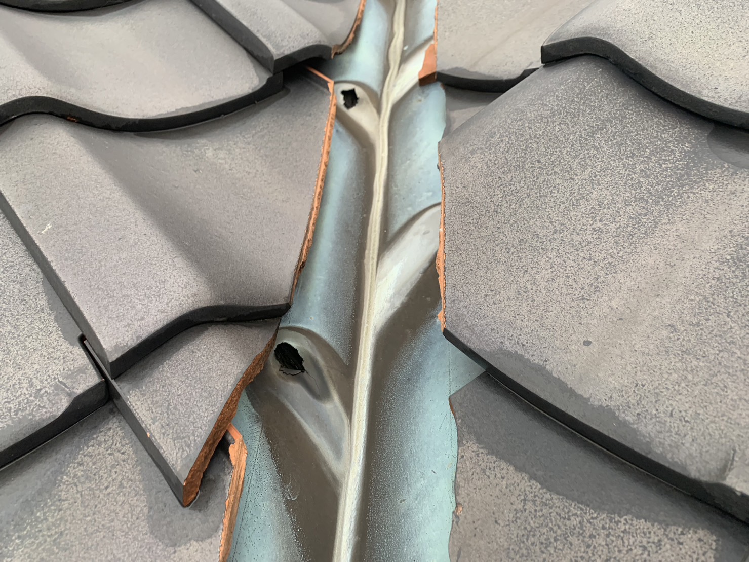 谷板金に数か所大きな穴