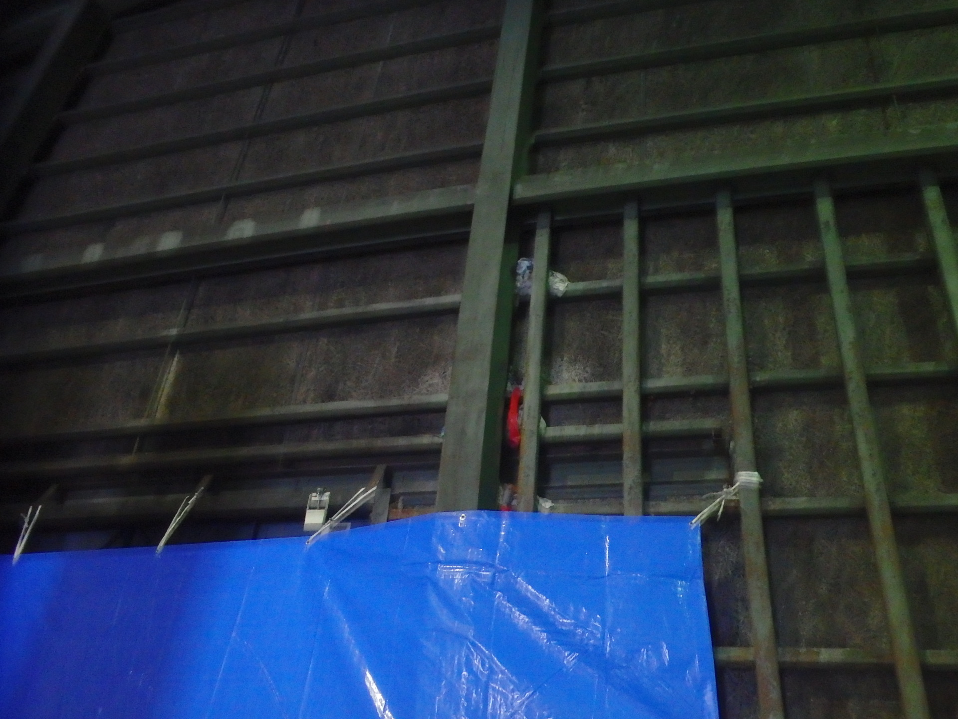 倉庫内雨漏り写真