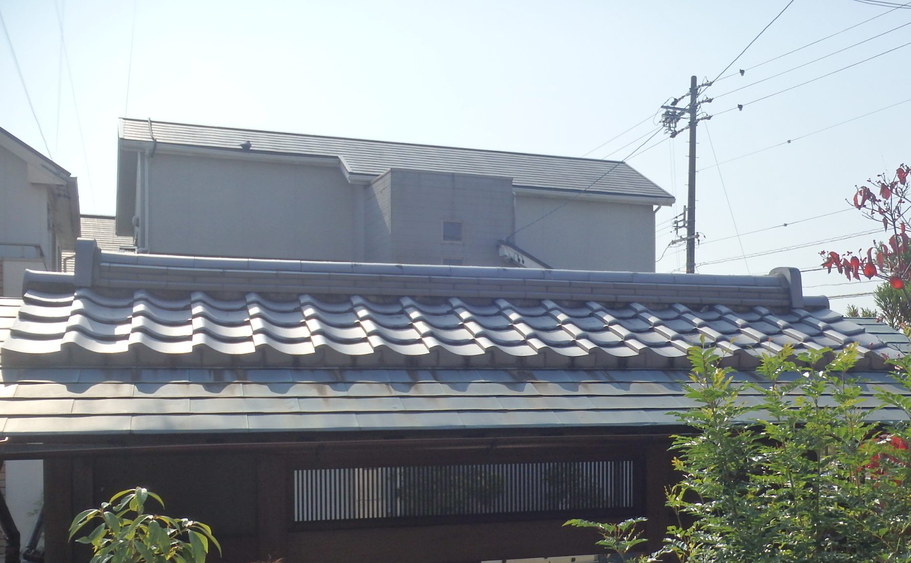 玄関の門も立派な屋根瓦