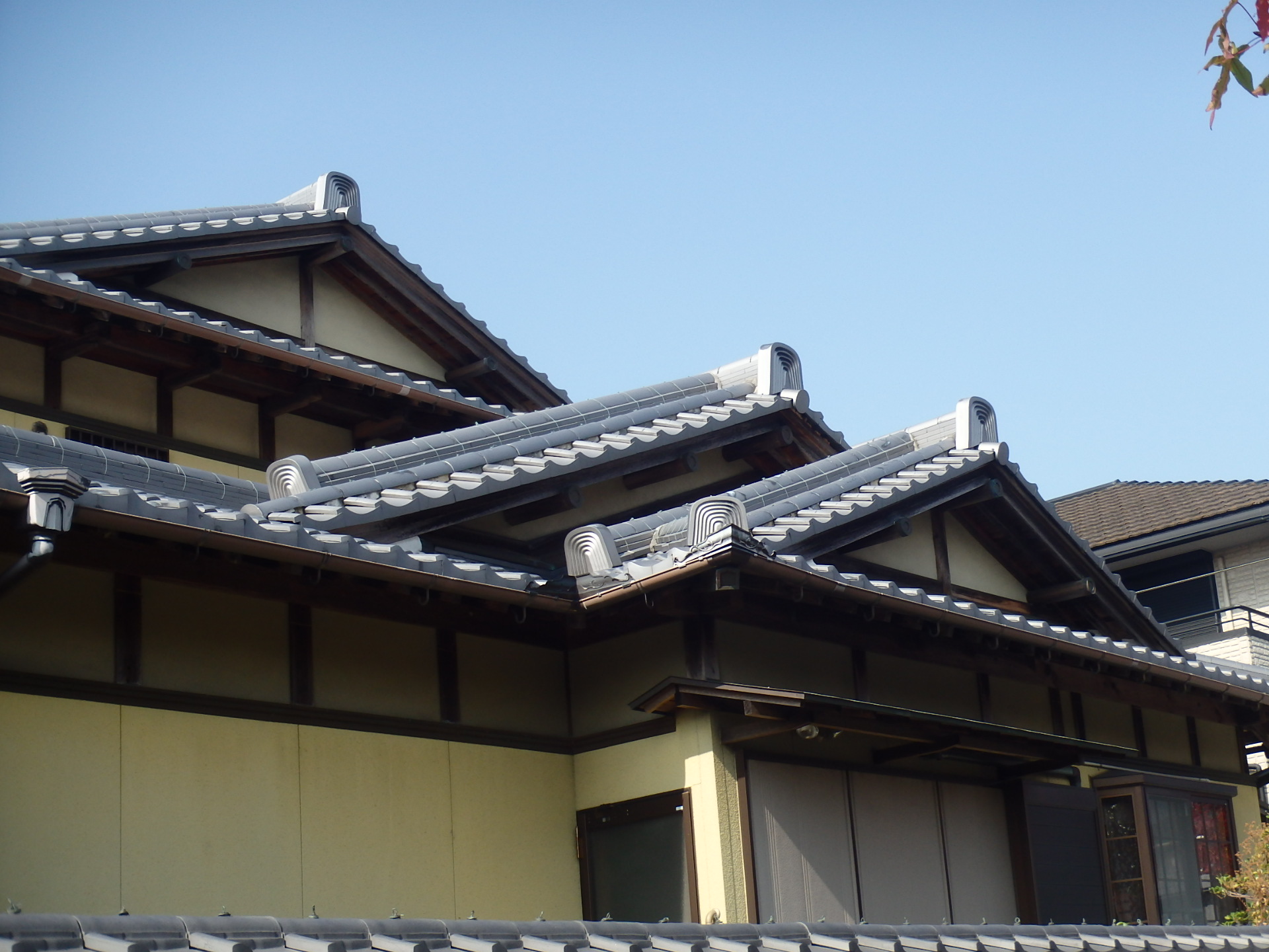 玄関の門も立派な屋根瓦