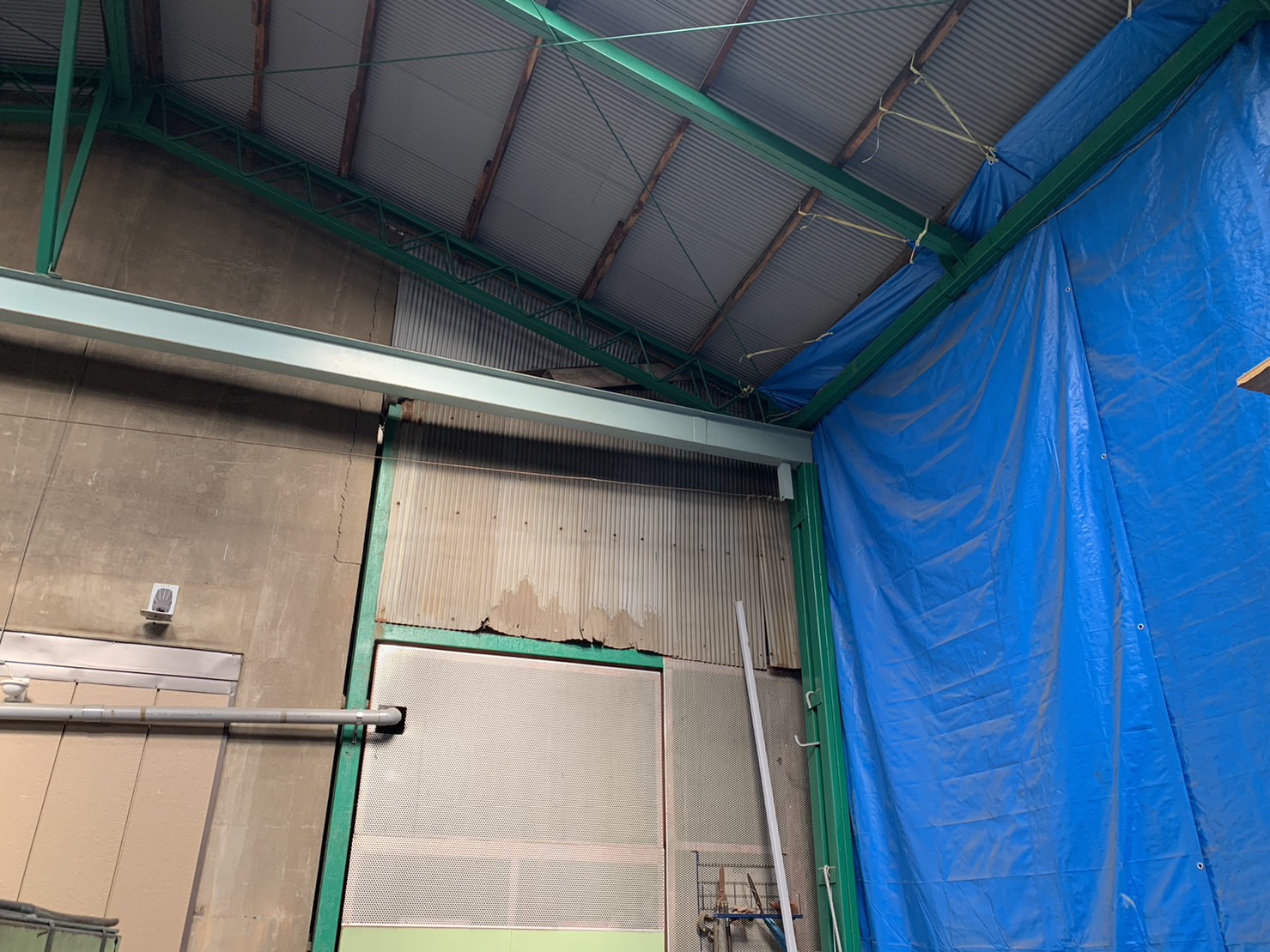 工場のスレート屋根、室内からの確認