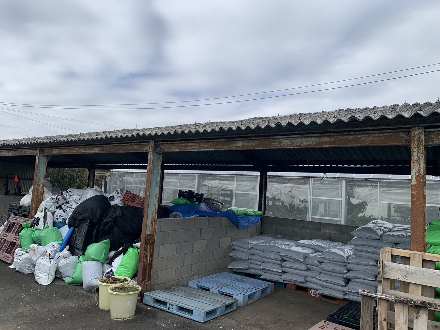 名古屋市守山区で倉庫・工場のスレート屋根修理｜経年劣化による雨漏り対策とカバー工法
