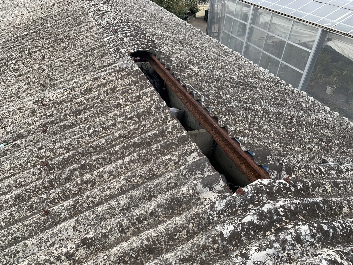 ボロボロになったスレート屋根材の状態