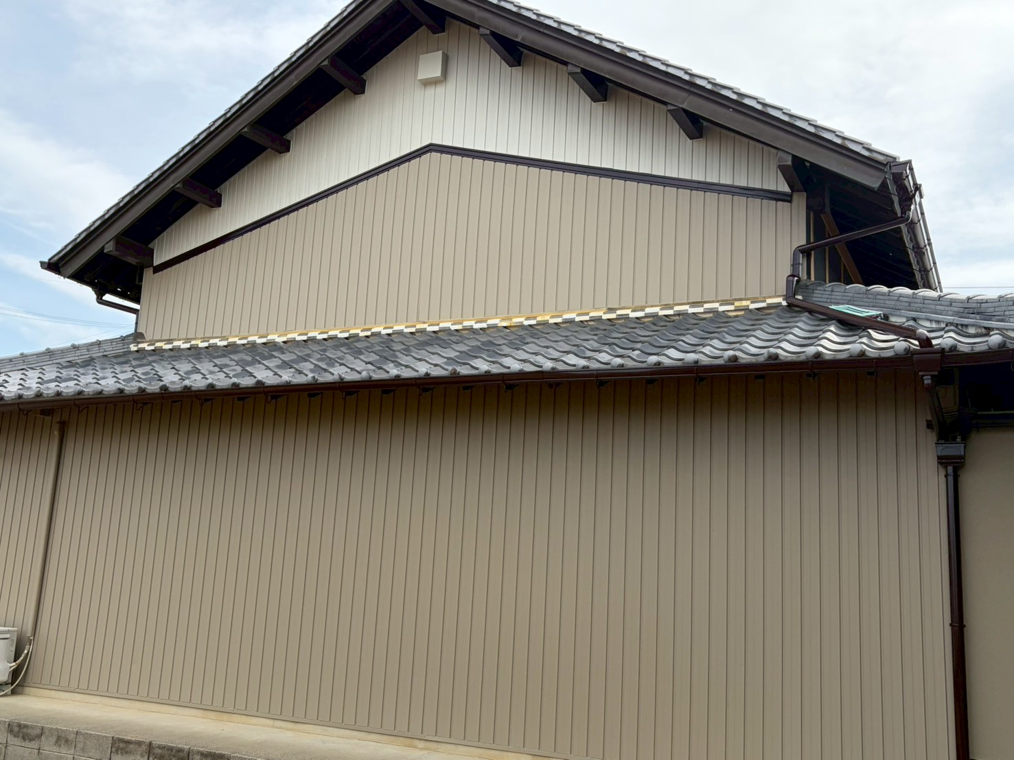 春日井市で完成した角波板金外壁塗装工事
