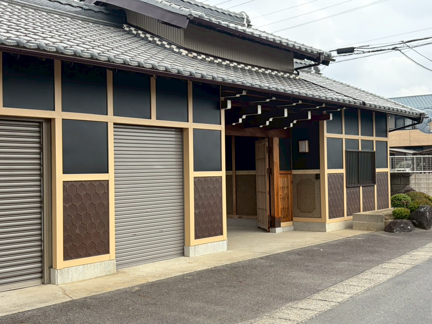 春日井市で施工した和風住宅の大型門外壁塗装工事
