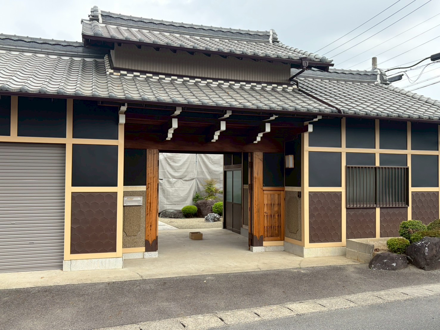 春日井市で施工した和風住宅の大型門外壁塗装工事