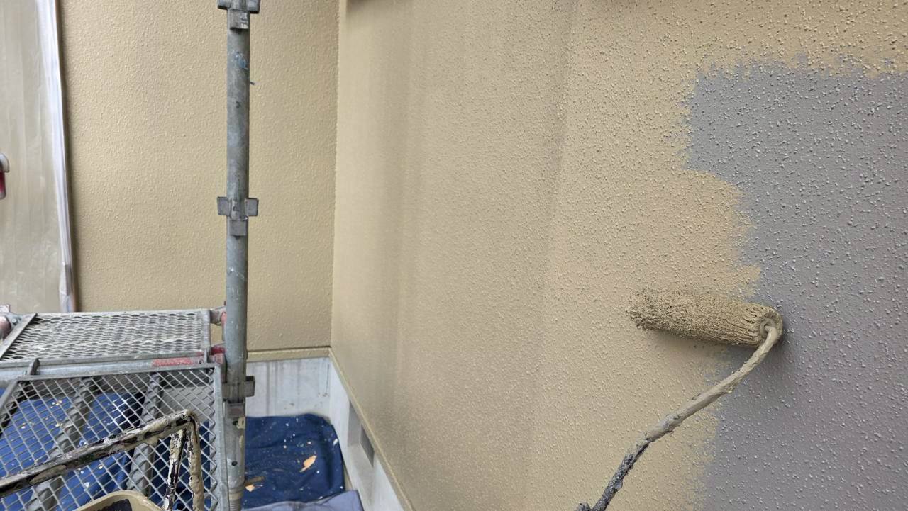 プレミアムシリコン中塗り施工の様子春日井市