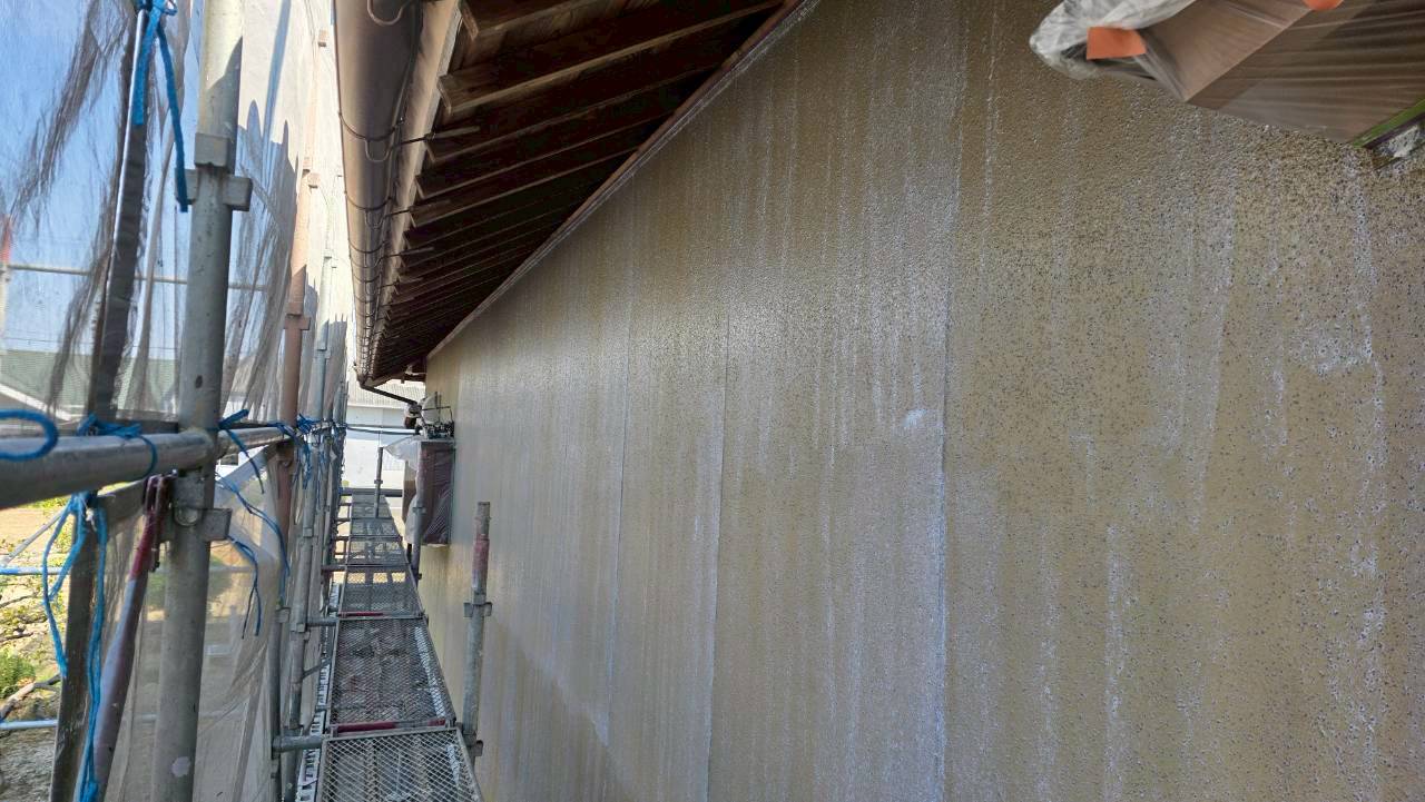 外壁高圧洗浄を行う春日井市の平屋住宅 外壁下塗り施工中の様子