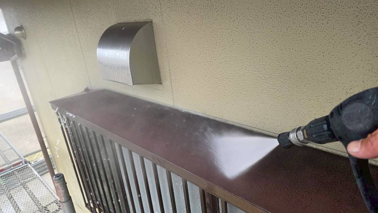 高圧洗浄中の和風住宅門塗装工事春日井市