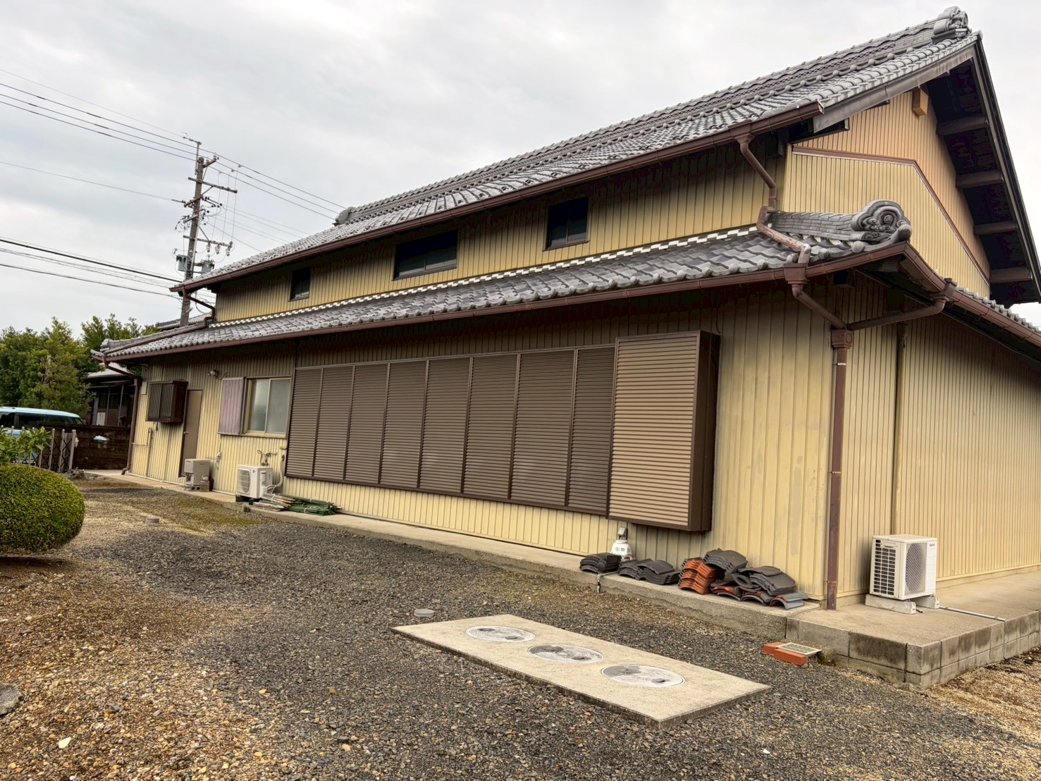 春日井市で施工した築50年木造住宅の角波板金外壁施工前
