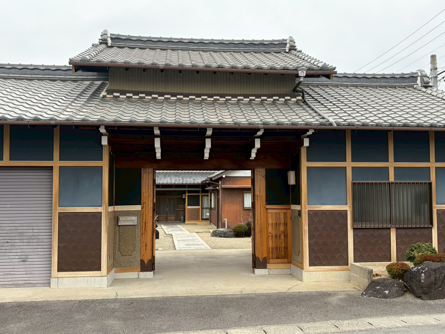 春日井市で施工した和風住宅の大型門外壁塗装工事