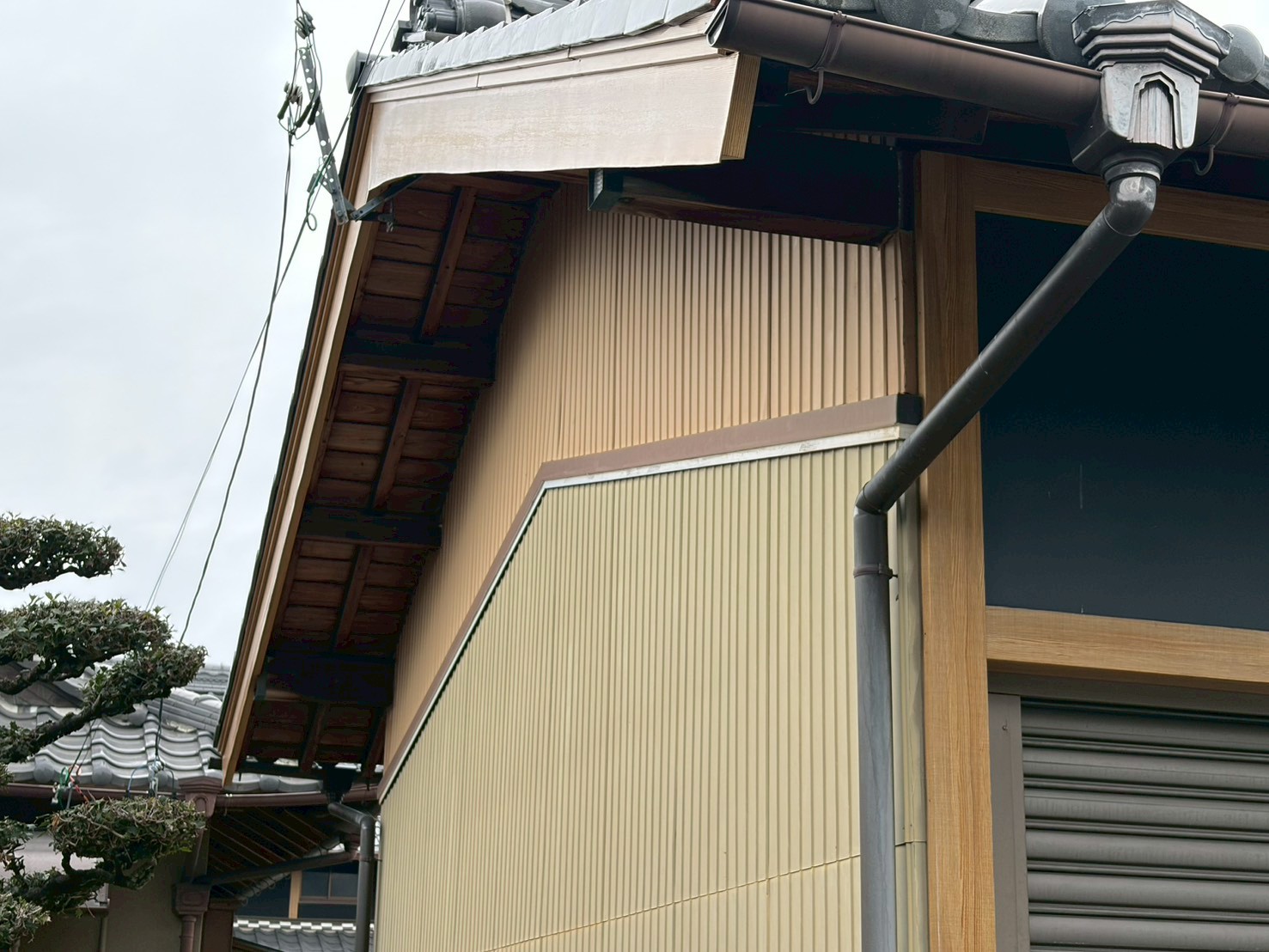 春日井市で施工した和風住宅の大型門外壁塗装工事