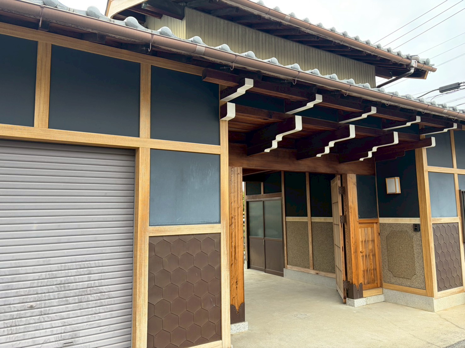 春日井市で施工した和風住宅の大型門外壁塗装工事