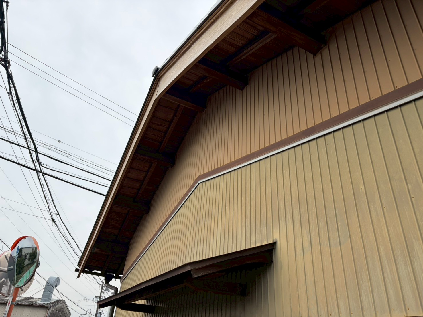 春日井市で施工した築50年木造住宅の角波板金外壁施工前
