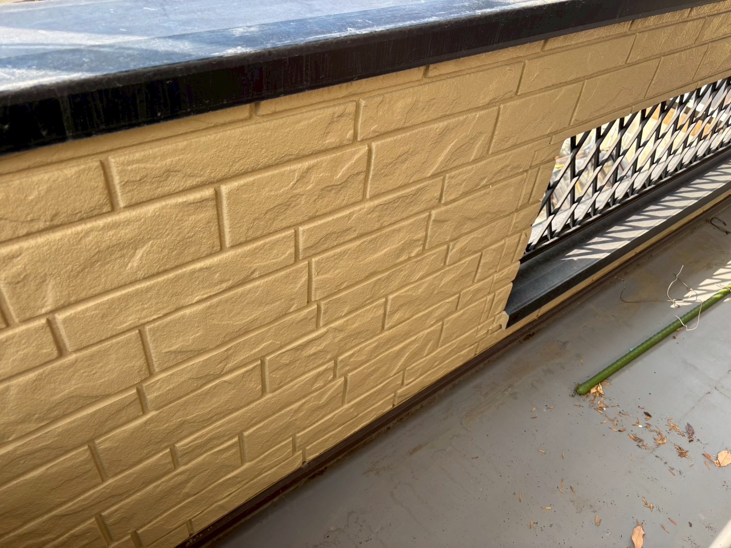 ベランダ笠木から雨漏りが発生している施工前の状態（春日井市）