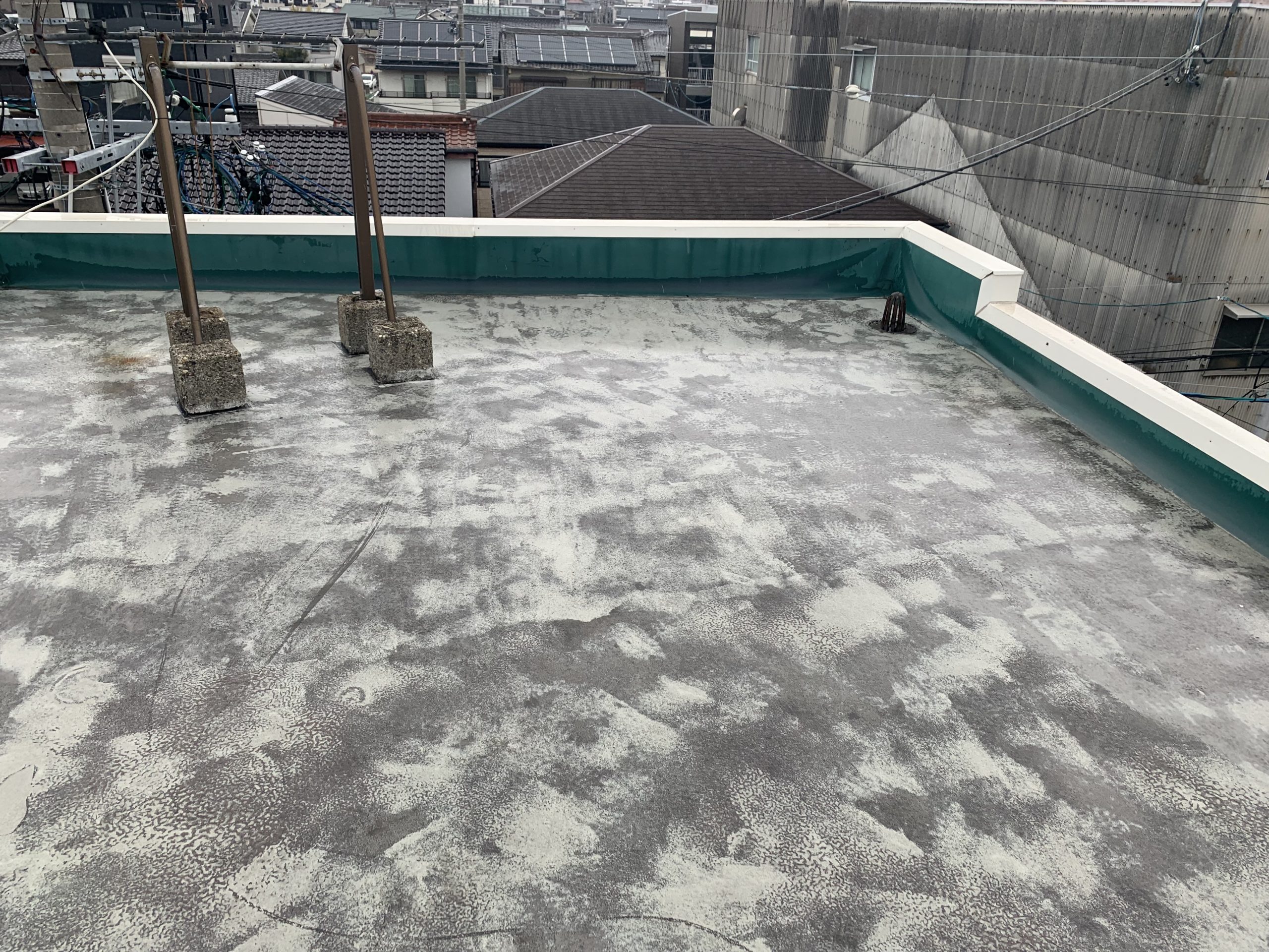 防水層の浮きや破れ箇所の写真