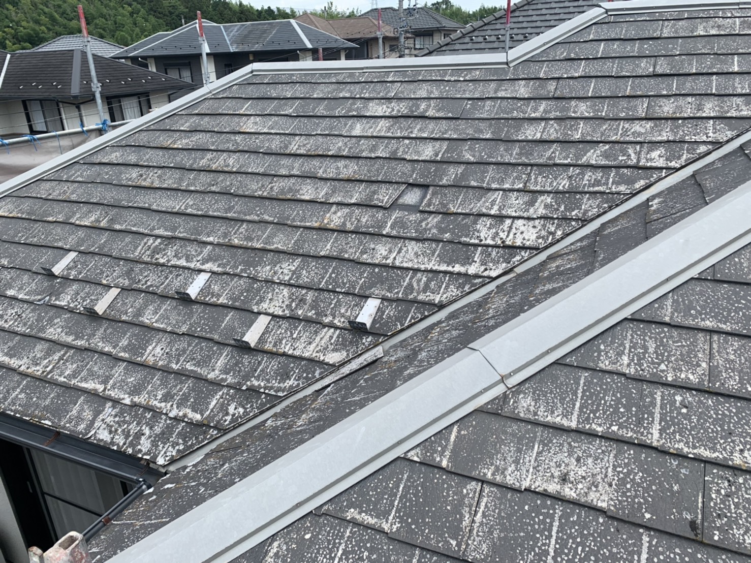 尾張地方の皆さまへ劣化したパミール屋根にカバー工法をご提案