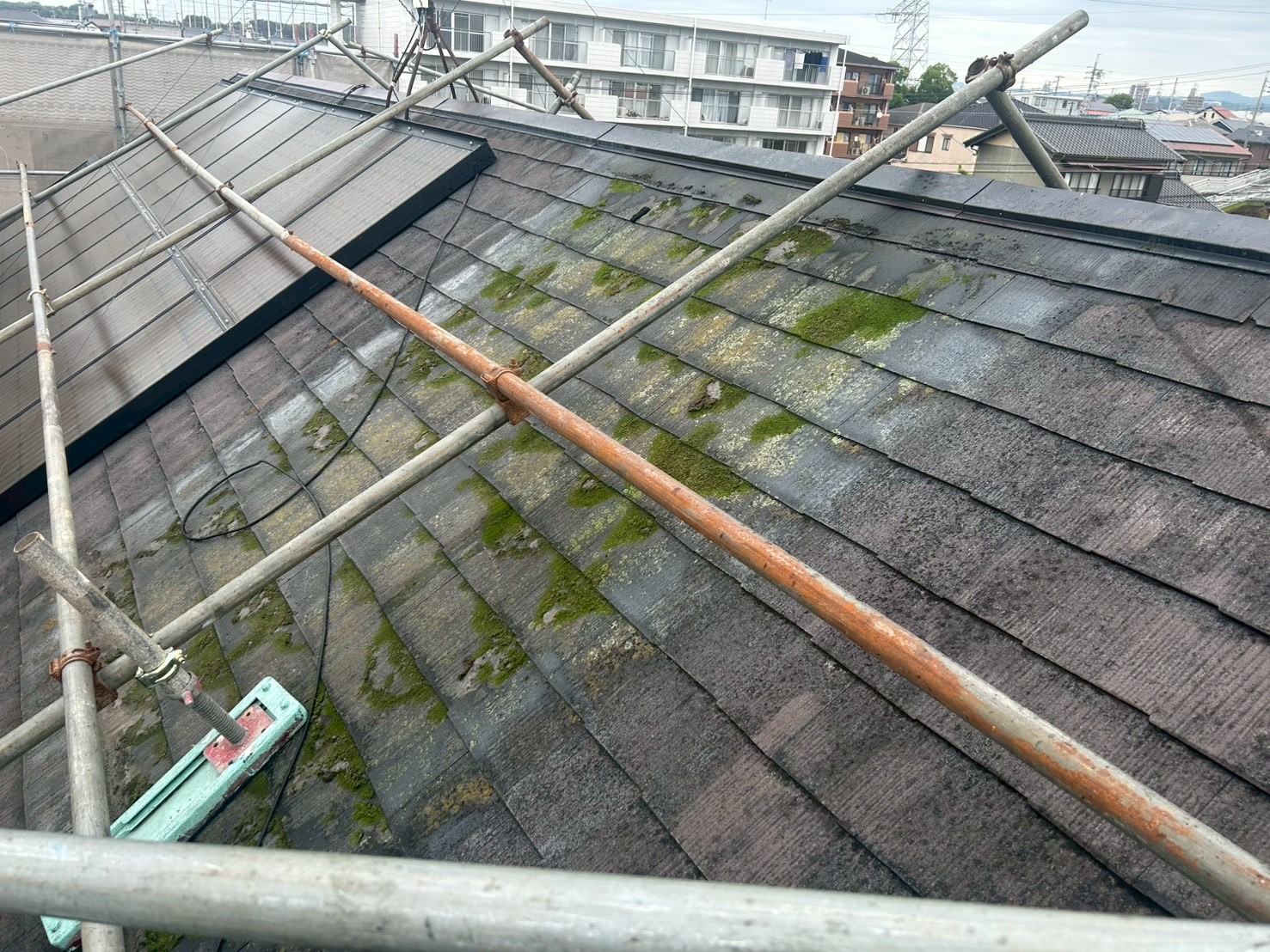 「春日井市で屋根塗装完了後の急こう配カラーベスト屋根。アステックペイントのスーパーシャネツサーモSiを使用し、美しく仕上がった屋根の写真」