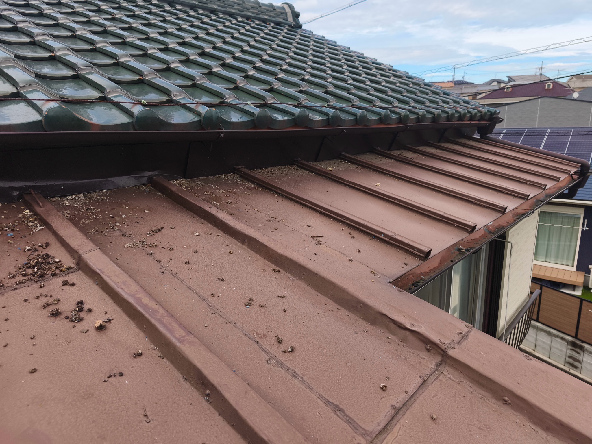 尾張旭市でハトの鳥害対策として鼻隠しと破風板に板金を施工し侵入防止を行った屋根工事