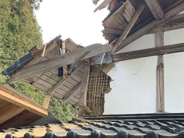 北面の破風板、外壁の破損