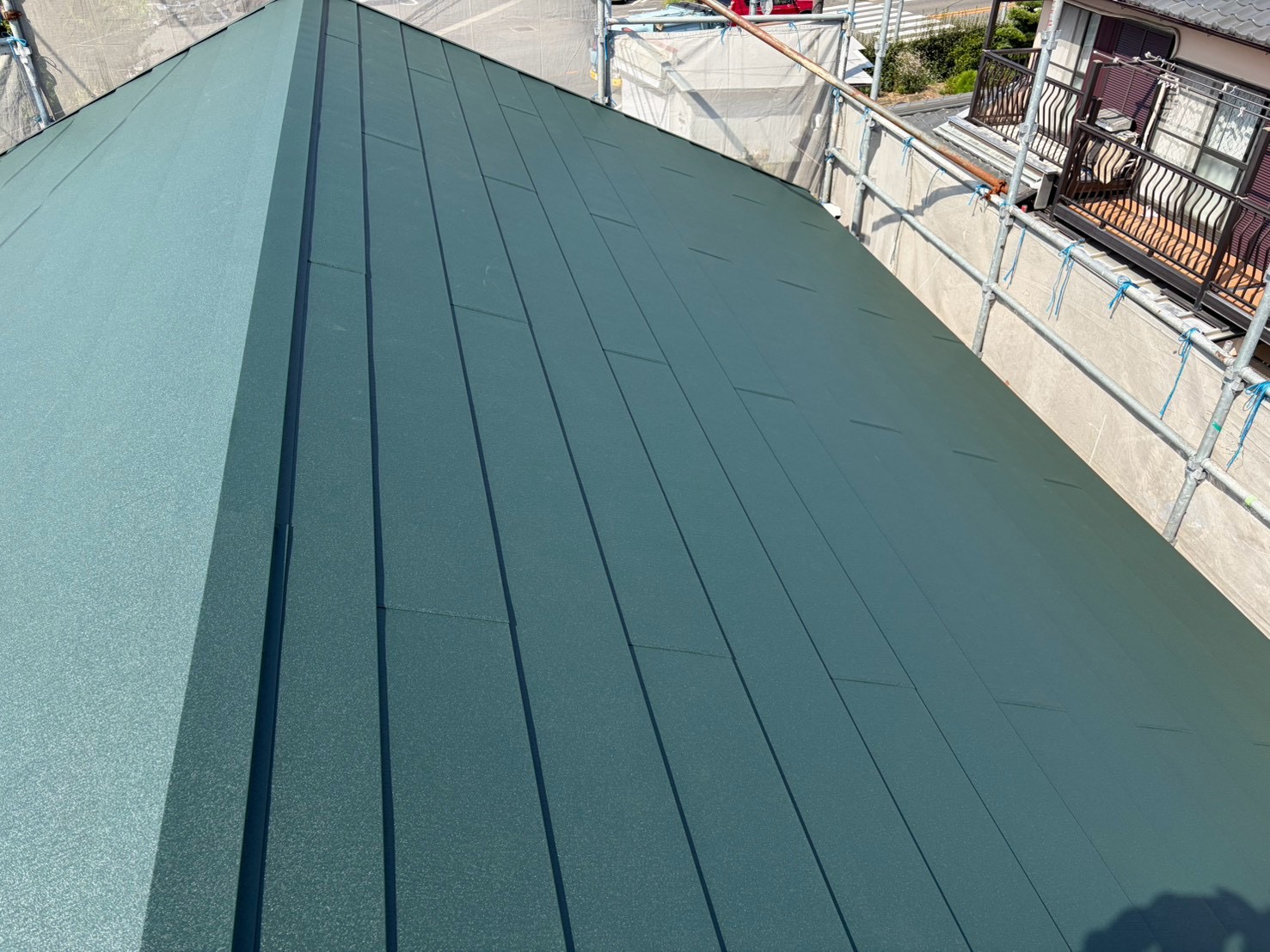 春日井市でスーパーガルテクトの屋根カバー工法を施工した屋根