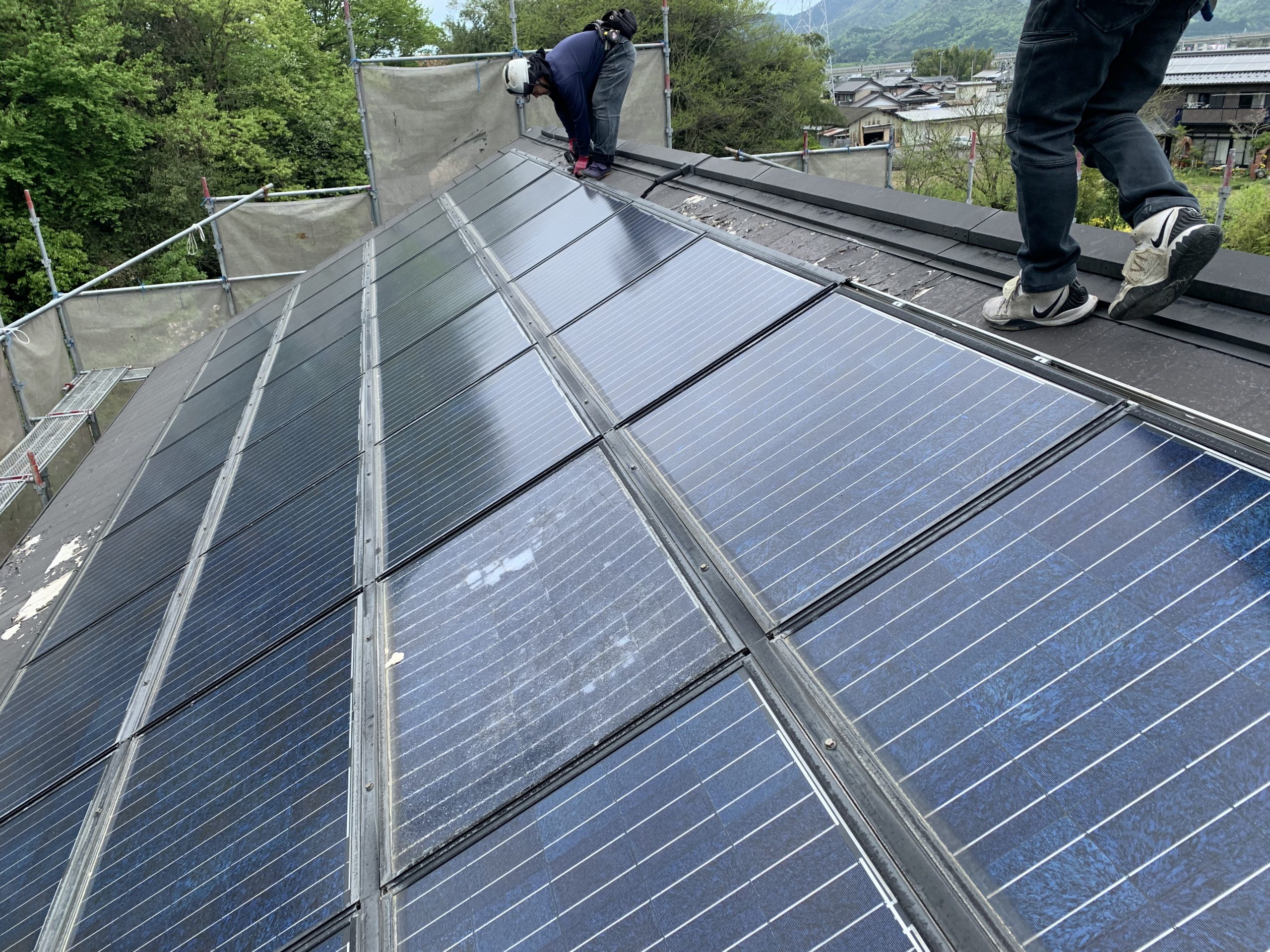 春日井市の皆さまへ発電しなくなった太陽光パネルの撤去作業を行いました