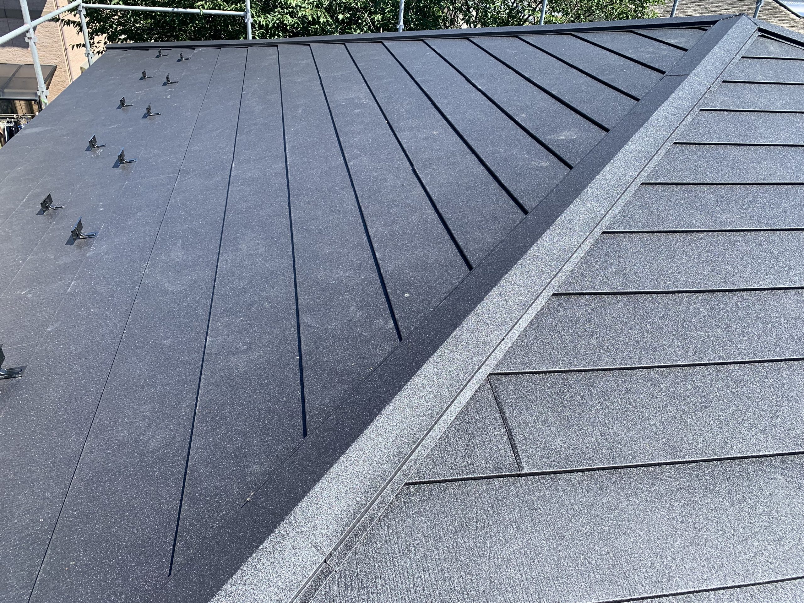 カバー工法（重ね葺き）は屋根の専門業者に相談してください