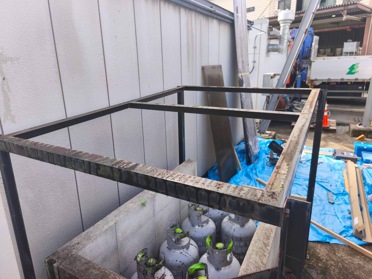 犬山市の工場でプロパンガス置き場にポリカ波板を設置しアルミ製下地を追加した施工事例
