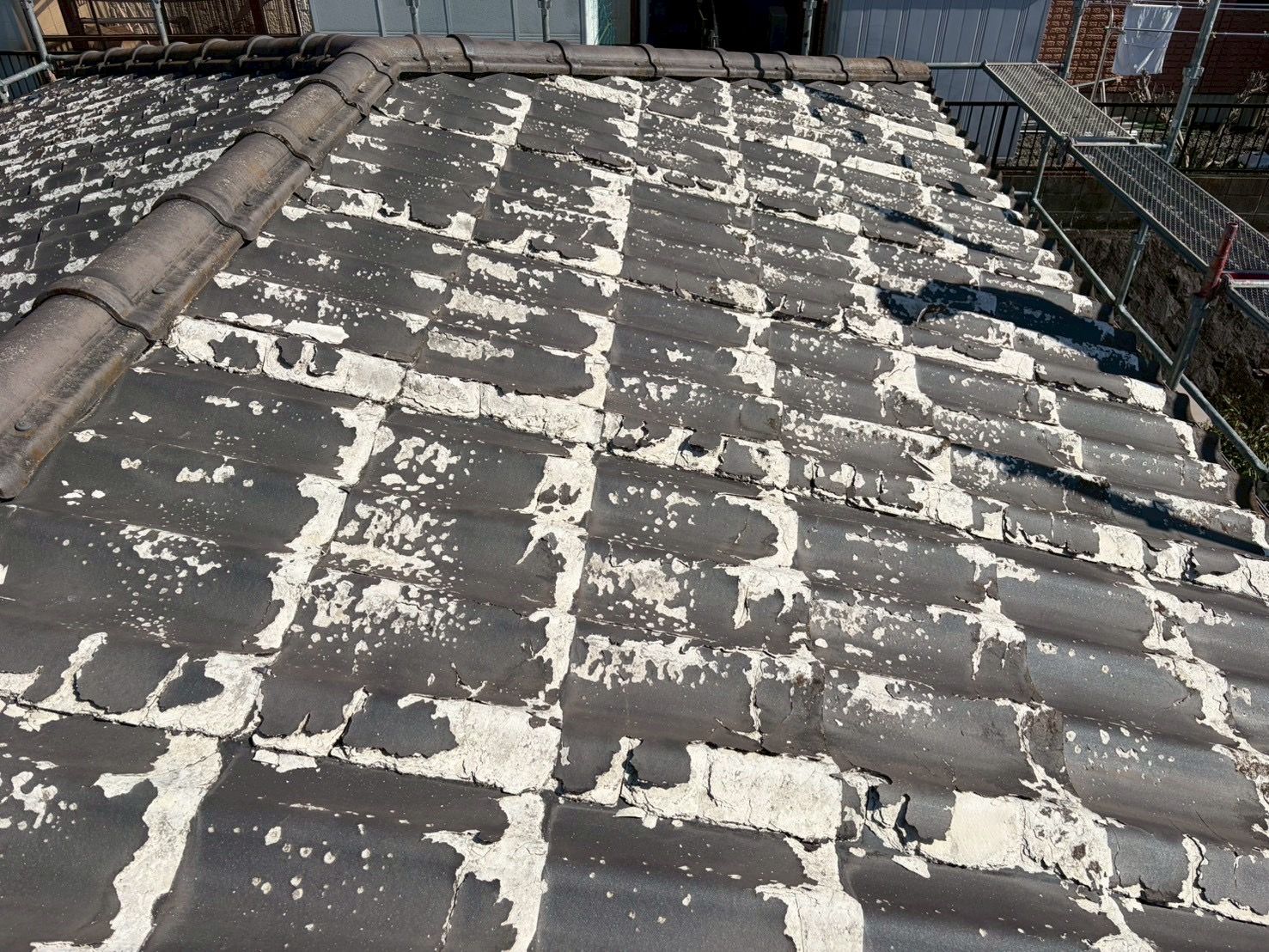 セキスイかわらUの劣化した屋根全景（春日井市）