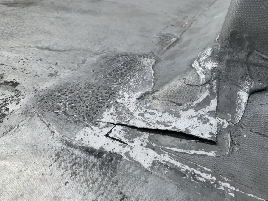 防水シートの剥がれ・笠木の錆写真