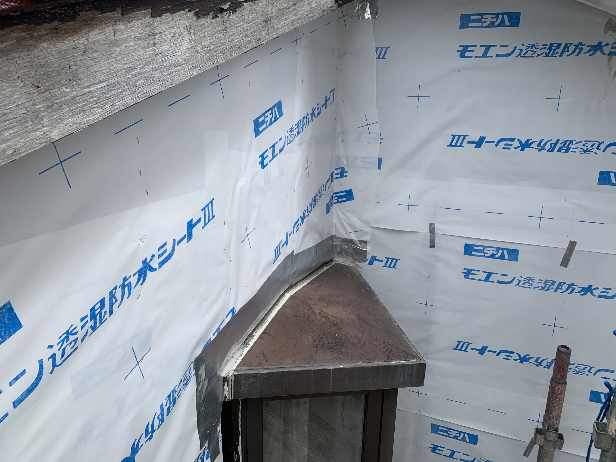 出窓や外壁の割れから雨漏り