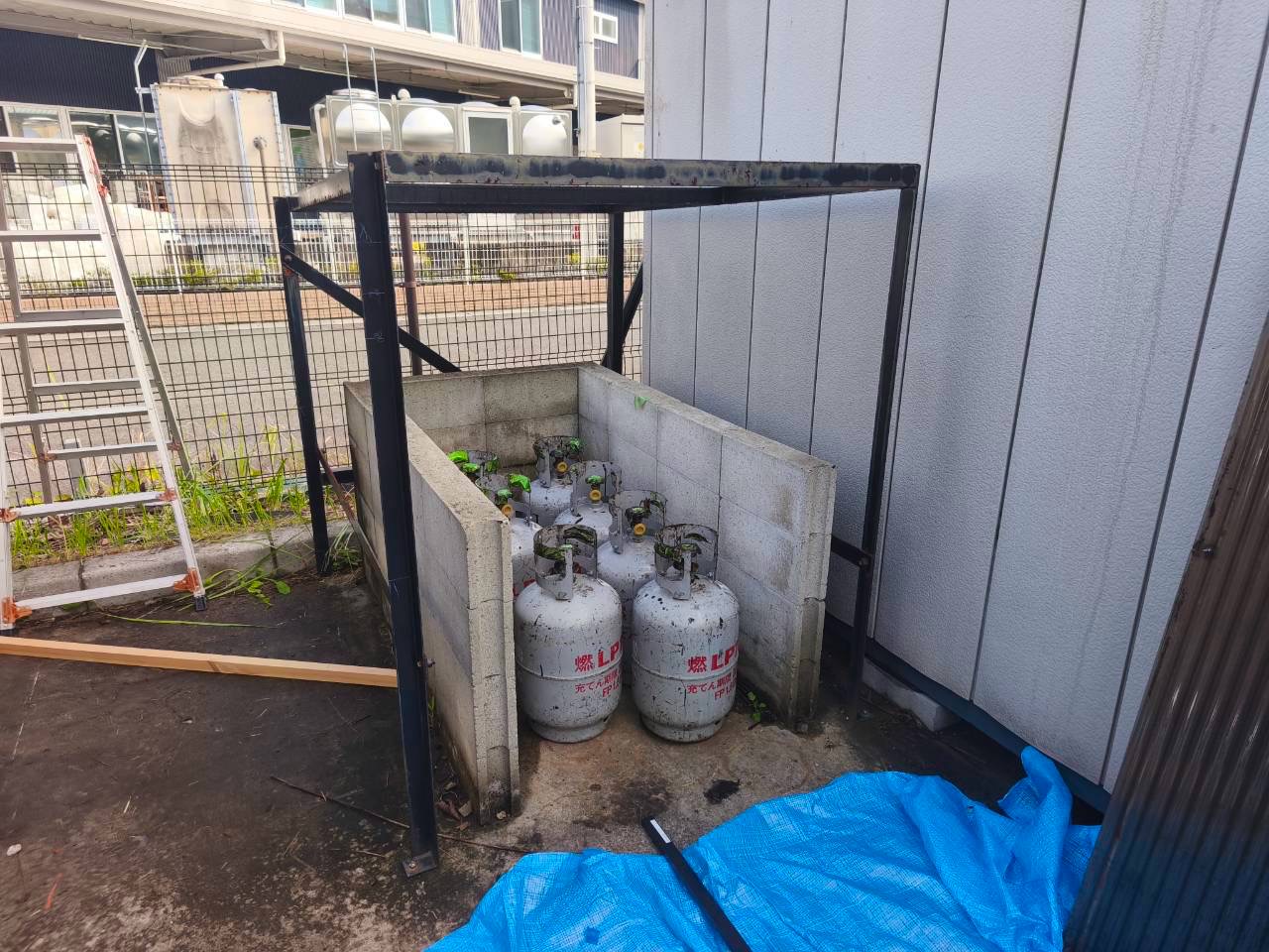 犬山市の工場でプロパンガス置き場にポリカ波板を設置しアルミ製下地を追加した施工事例