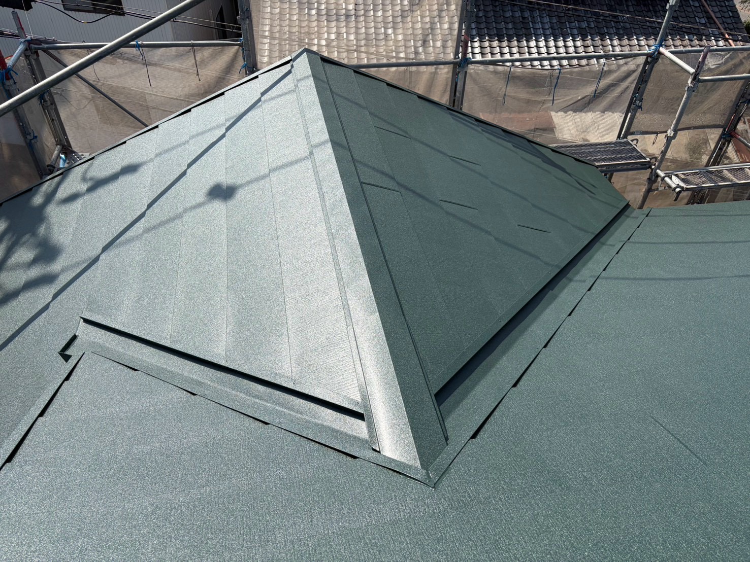春日井市でスーパーガルテクトの屋根カバー工法を施工した屋根