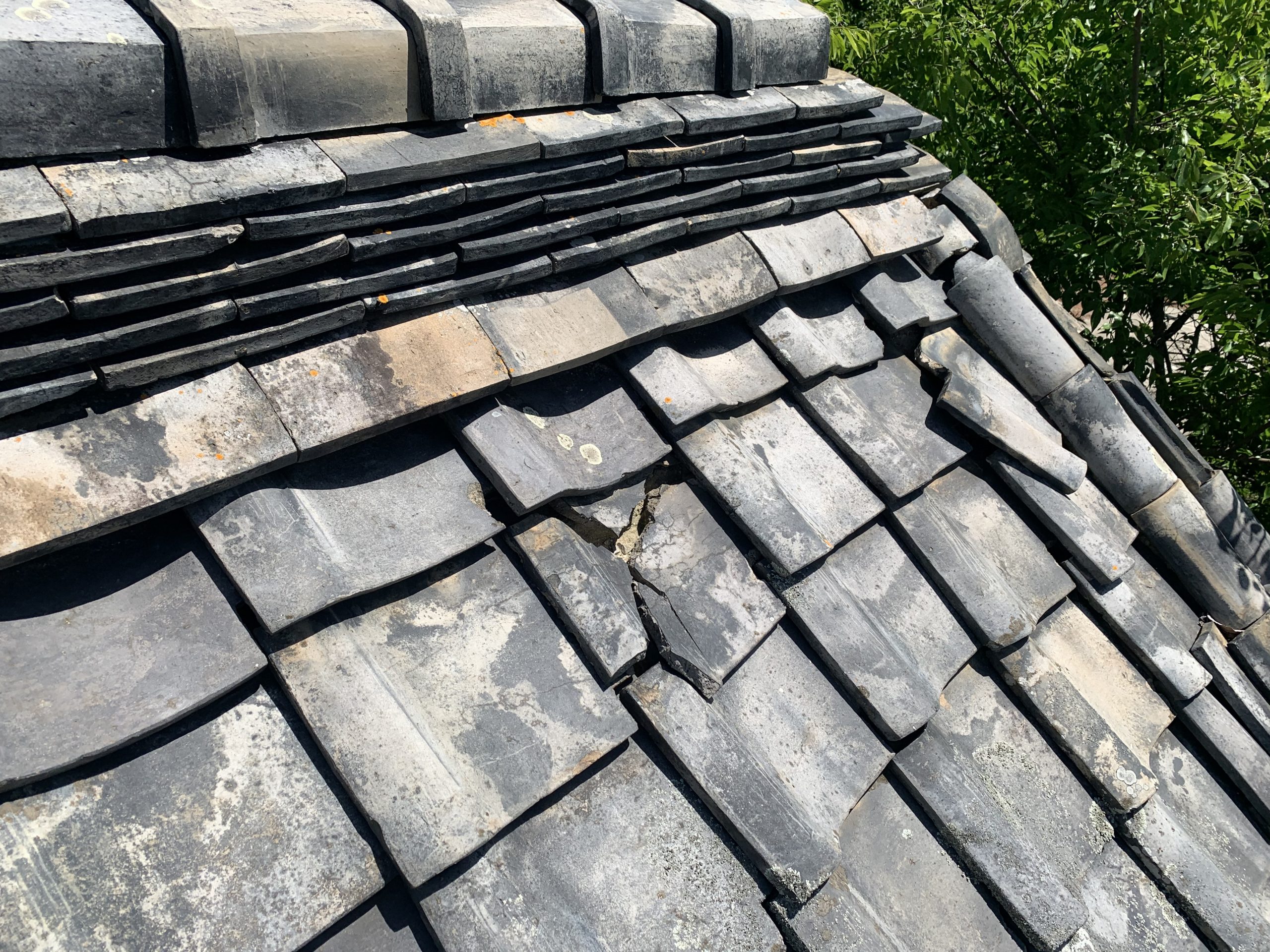 雨漏りが発生している瓦屋根