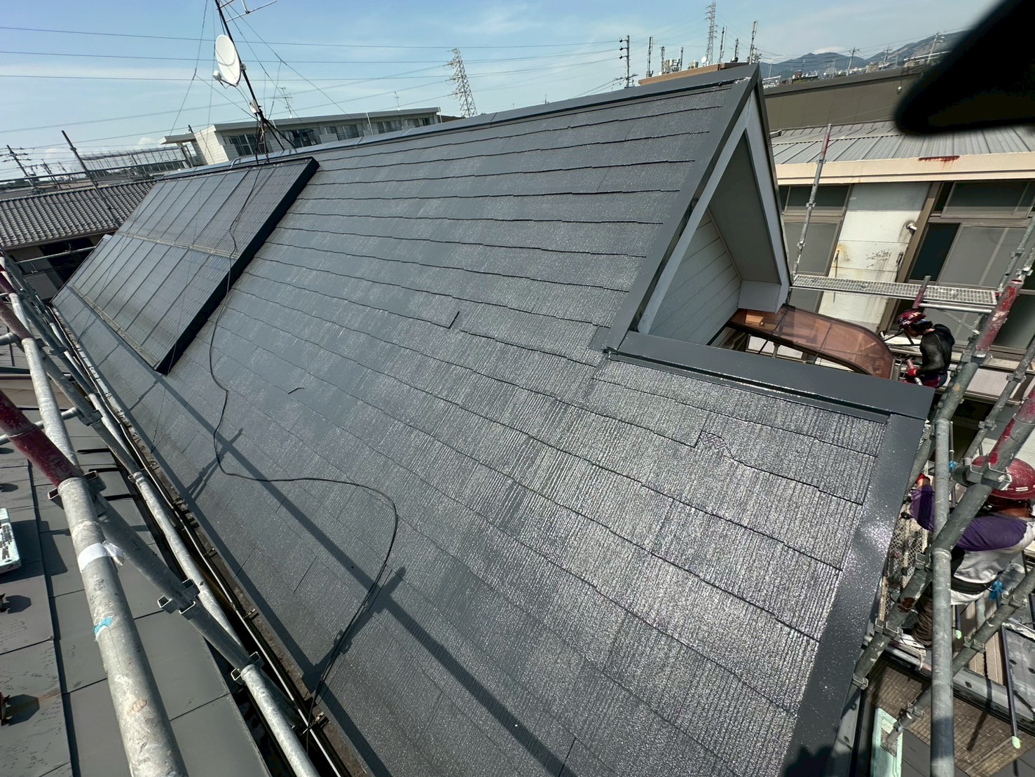 「春日井市で屋根塗装完了後の急こう配カラーベスト屋根。アステックペイントのスーパーシャネツサーモSiを使用し、美しく仕上がった屋根の写真」