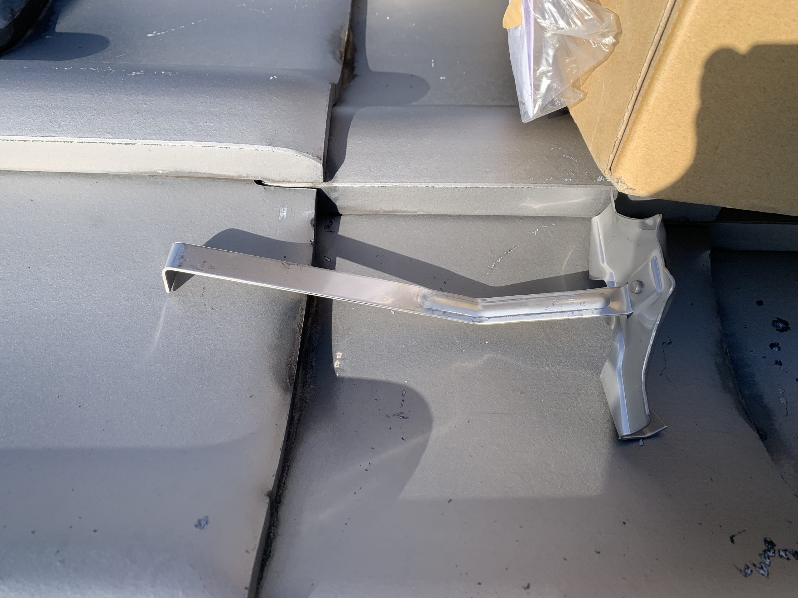 雪止め金具の設置