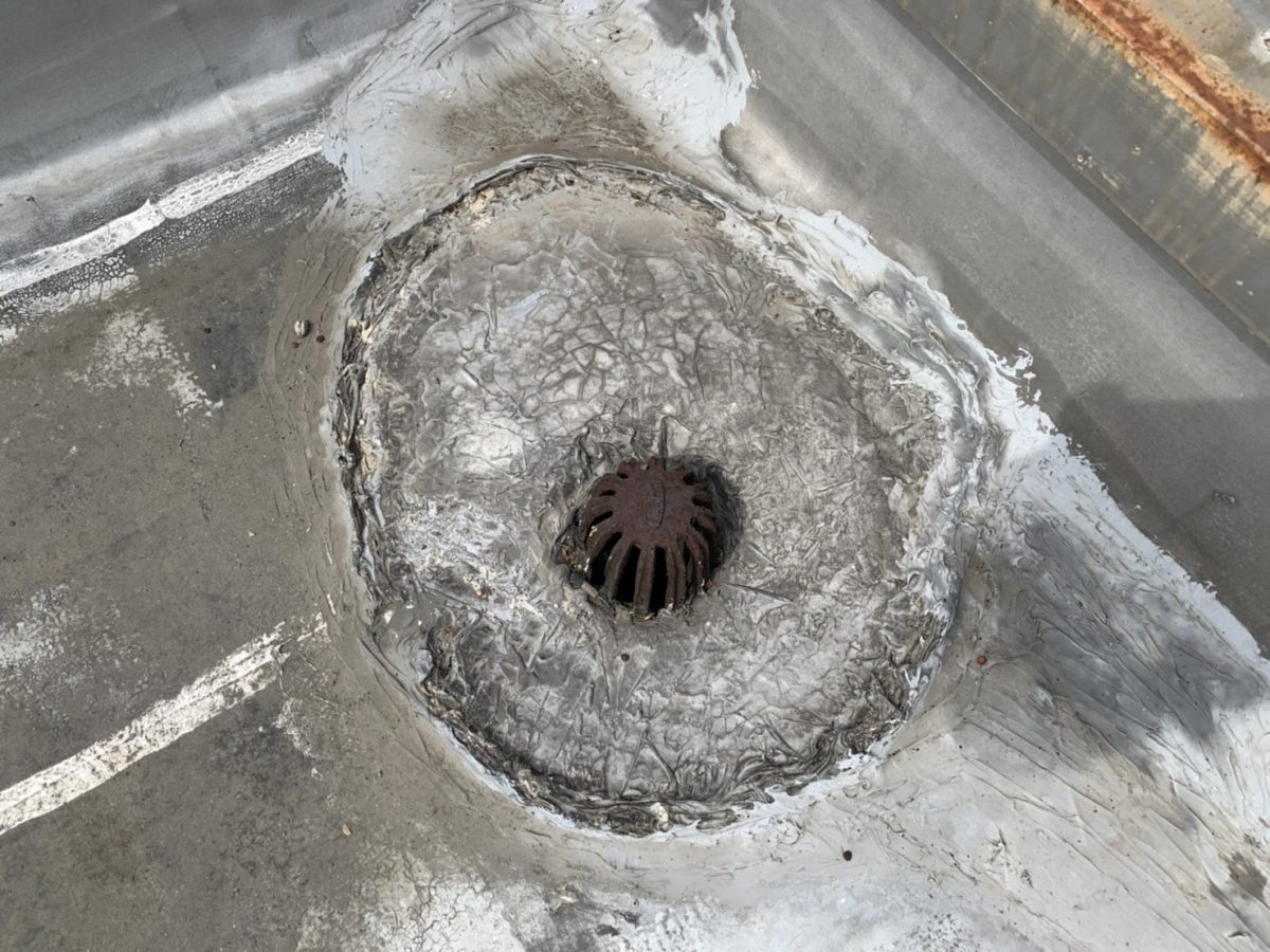 防水シートの剥がれ・笠木の錆写真