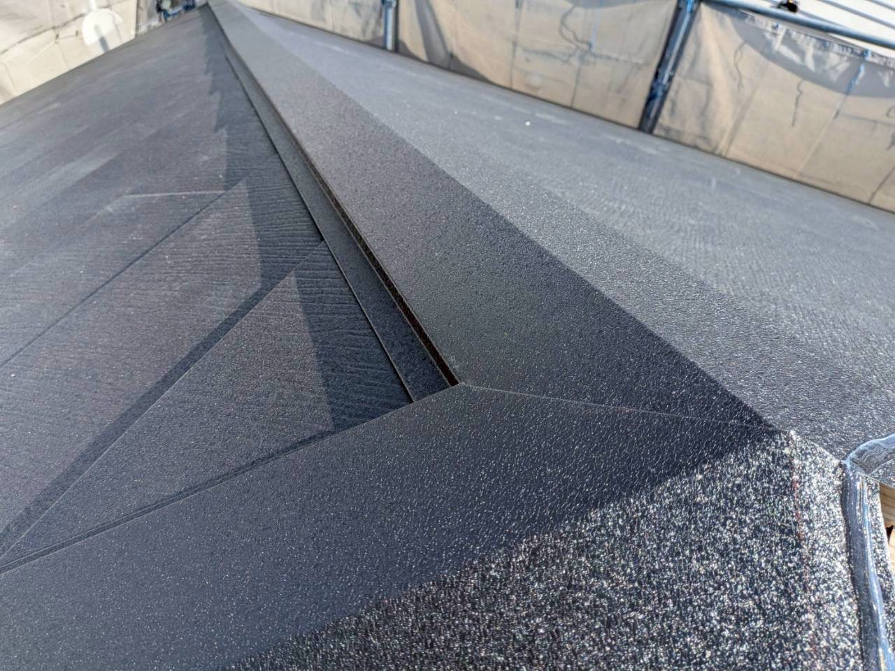 スーパーガルテクト施工中の屋根全景名古屋市守山区