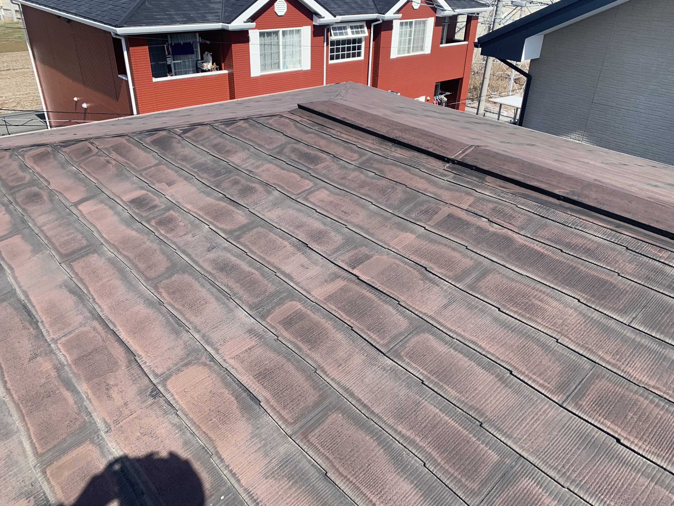 屋根全景・色褪せ状態・チョーキング写真