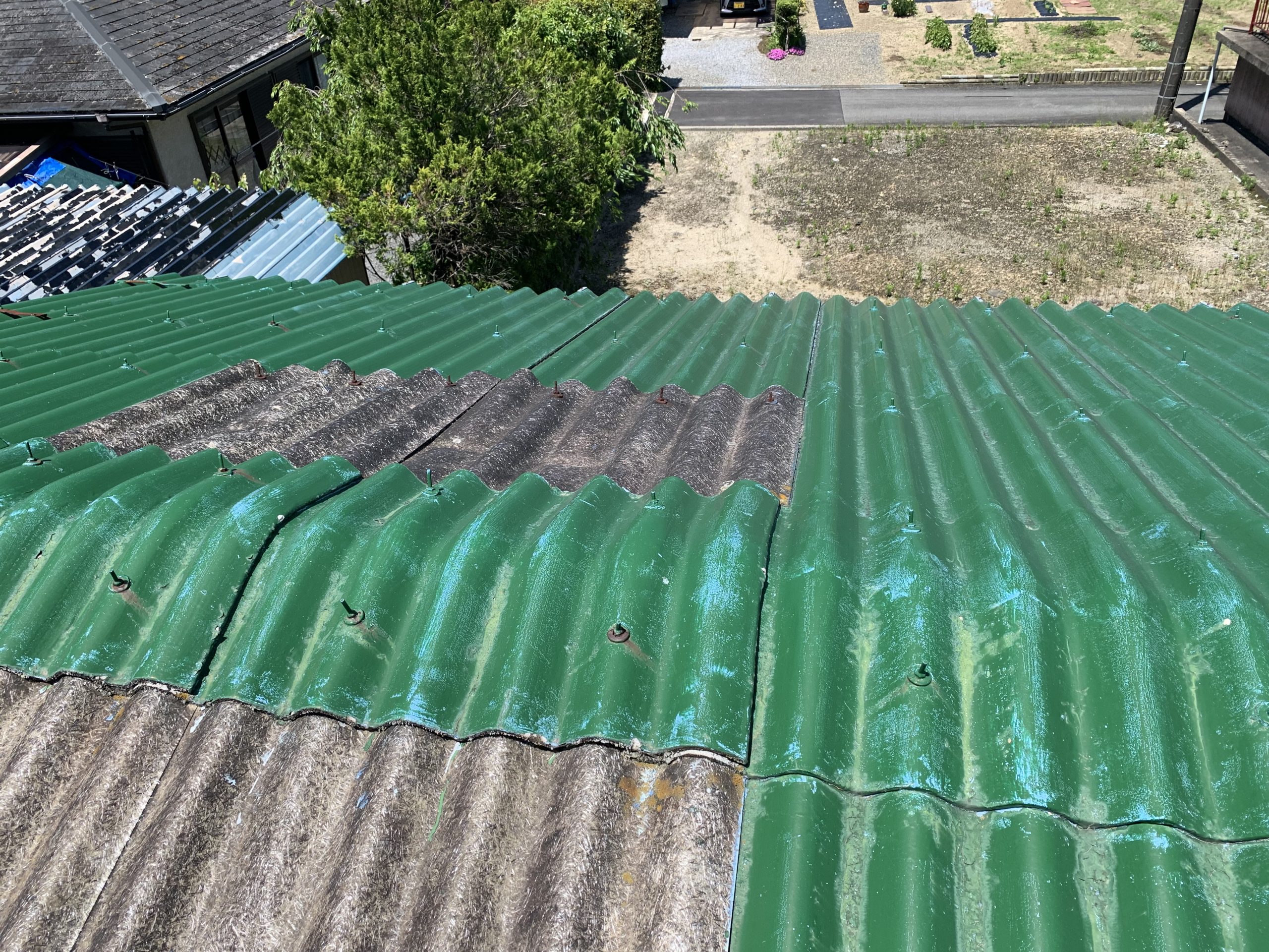 倉庫屋根の明り取り部分