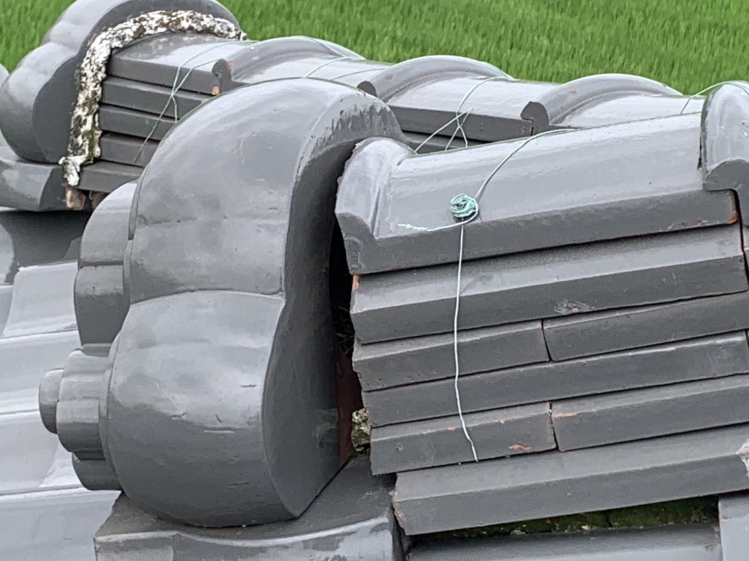 棟漆喰の剥がれ・鬼瓦周辺