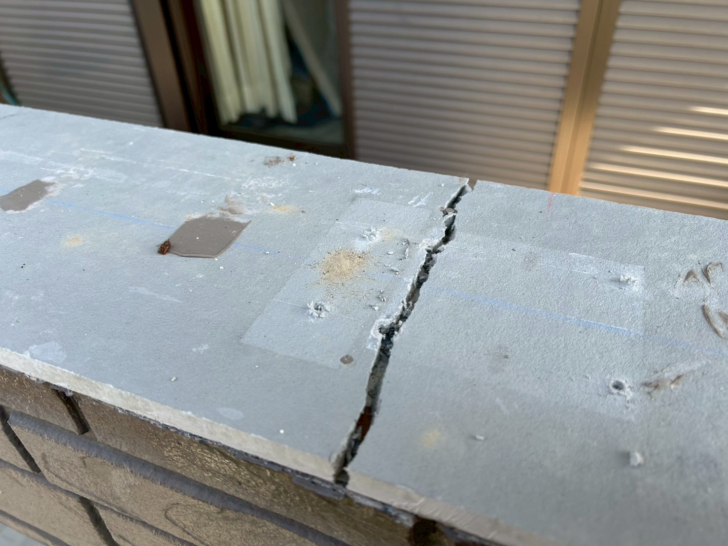 ベランダ笠木から雨漏りが発生している施工前の状態（春日井市）