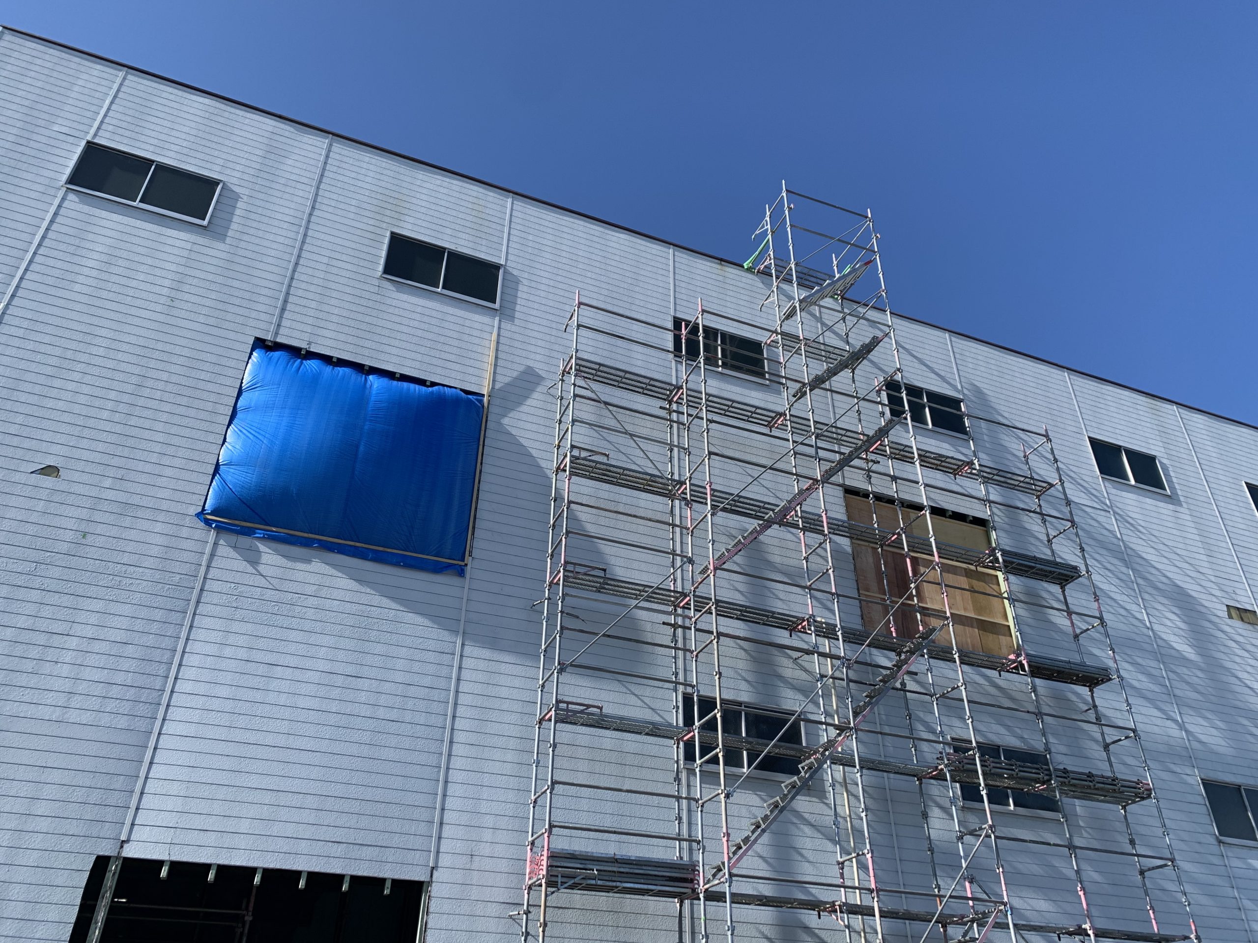 北名古屋市｜物流倉庫の錆びた折板屋根を屋根塗装で再生！現地調査レポート