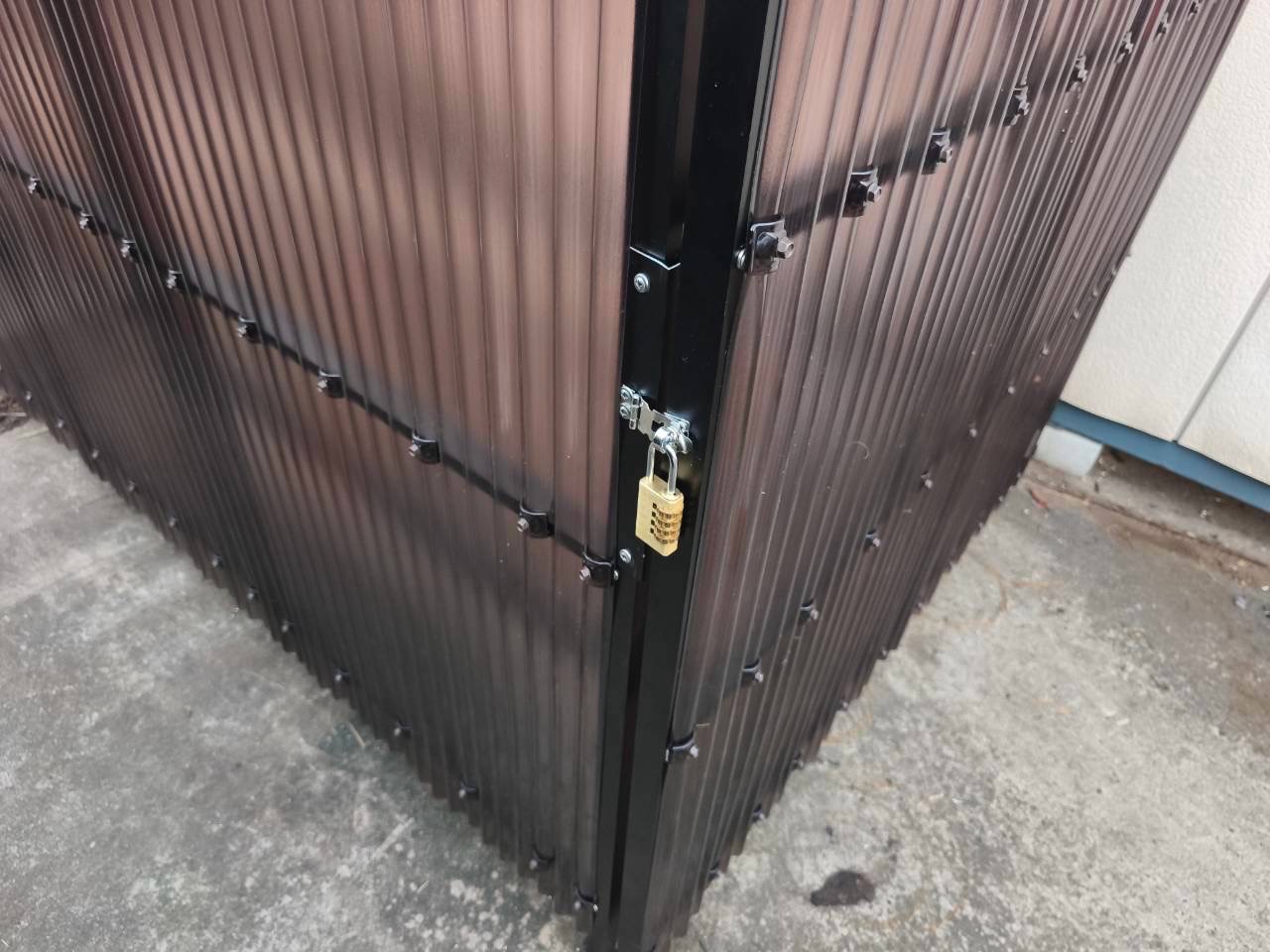 犬山市の工場でプロパンガス置き場にポリカ波板を設置しアルミ製下地を追加した施工事例