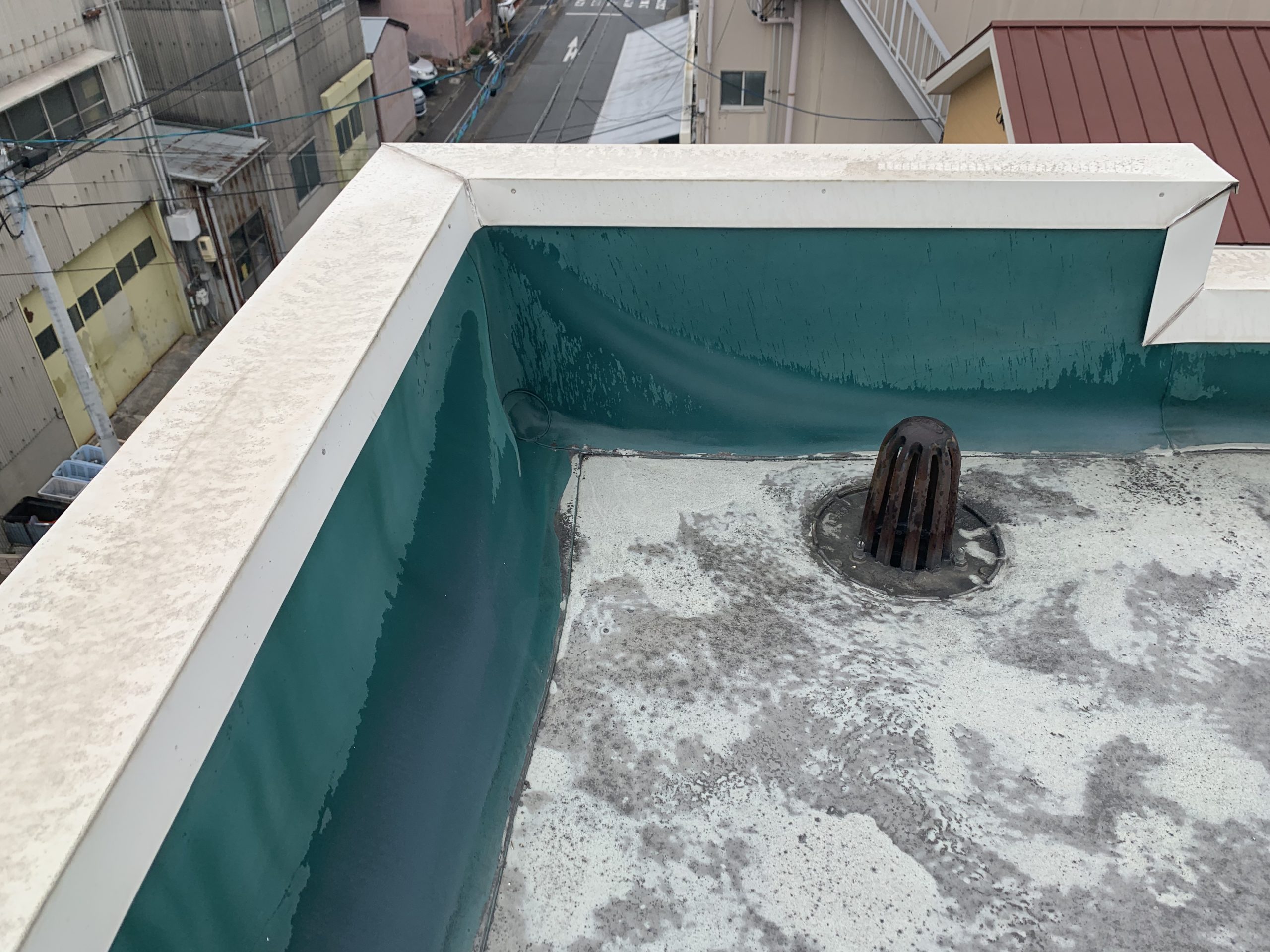 防水層の浮きや破れ箇所の写真